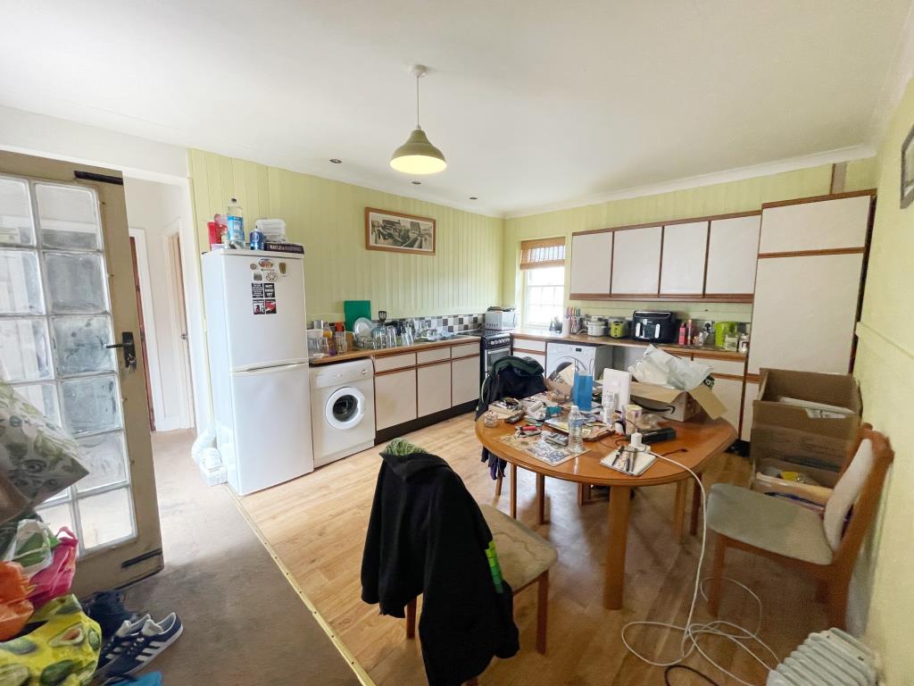Lot: 109 - PUB WITH COURTYARD GARDEN AND FLAT ABOVE IN COASTAL TOWN - flat kitchen and dining room